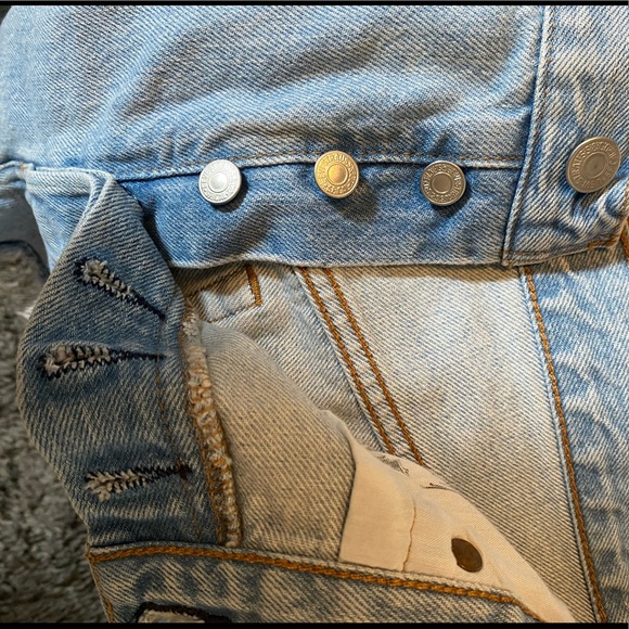 LEVI’s raw hem High Waisted Jean short w 4 buttons - Picture 5 of 5